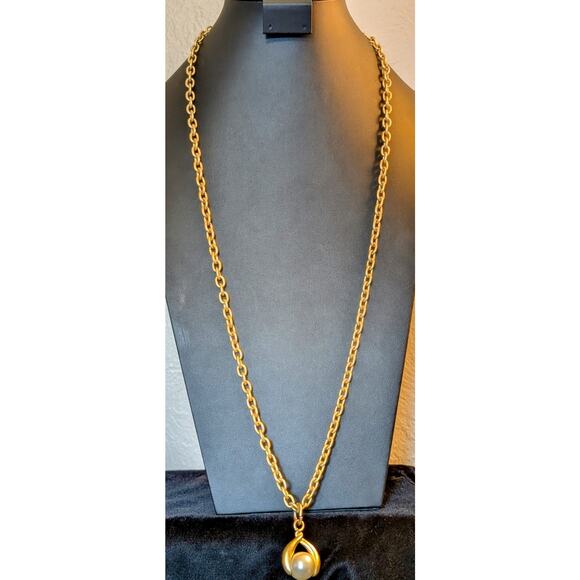 Simulated Pearl in Claw Pendant Heavy Matte Gold Tone Chain 36" Necklace - Picture 7 of 7